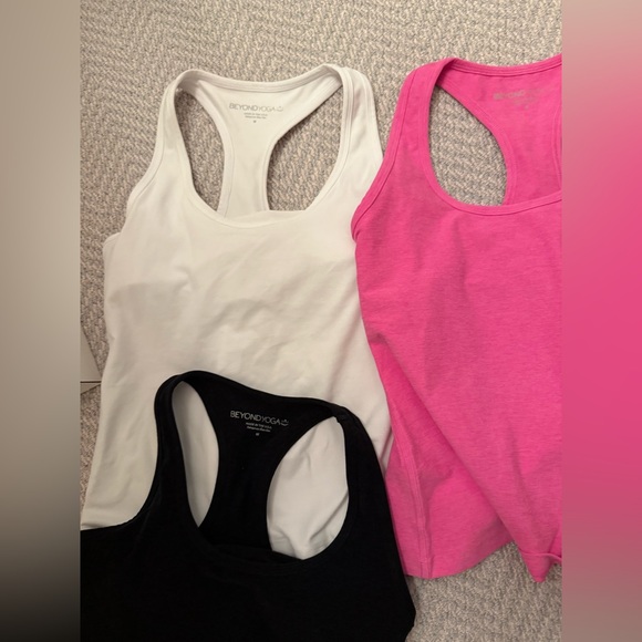 4 Women's beyond yoga Tank Set - Black, White, Pink, Green- medium EUC & NWT - Picture 3 of 6